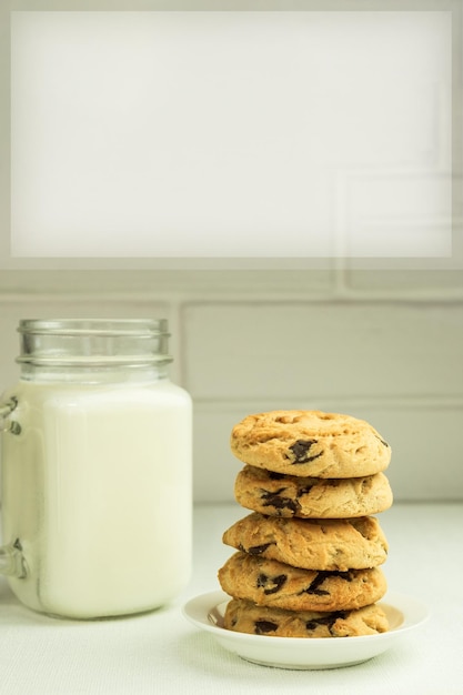 Biscuits au lait gros plan avec espace pour la vue latérale du texte