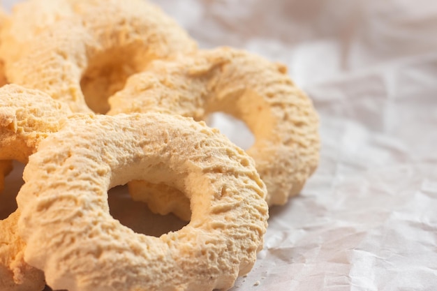 Biscuits au lait sur papier beurre