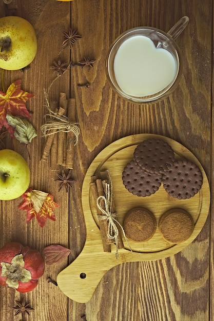 Biscuits au lait sur la table. Cookies citrouilles sur table en bois avec citrouilles