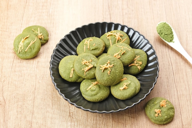 Biscuits au matcha avec garniture de fromage râpé, sans gluten