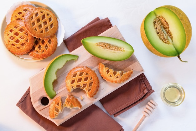 Biscuits au melon avec du miel. Biscuits frais remplis de savoureuse farce maison de melon.