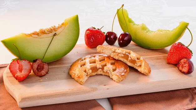 Biscuits au melon avec du miel. Biscuits frais remplis de savoureuse farce maison de melon.