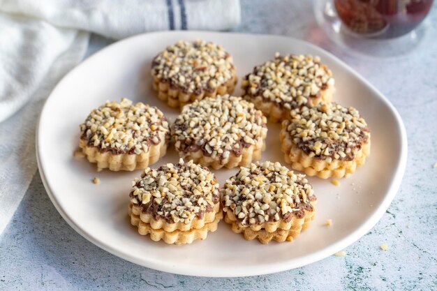 Biscuits au noisette au chocolat Biscuits faits maison sur fond gris en gros plan