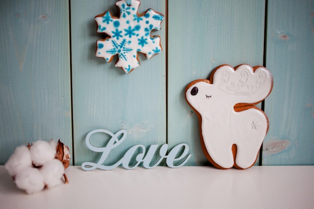 Biscuits au renne au gingembre. Délicat fond turquoise avec coton et inscription Love