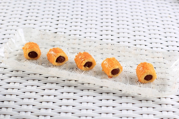 Biscuits au rouleau de tarte à l'ananas frais sélectionnés Focus (Tart Nanas ou Kuih Nenas ou Nastar Gulung) sur fond de bois. Avant la vente à Eid Mubarak