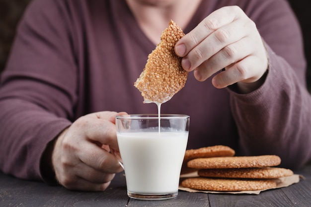 Biscuits au sésame, biscuits mâles trempés dans le lait