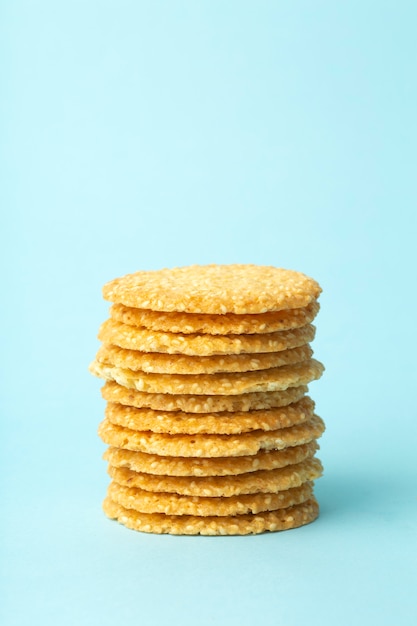 Biscuits au sésame sur fond bleu. Fond de cuisson et de bonbons. Concept de cuisine à domicile