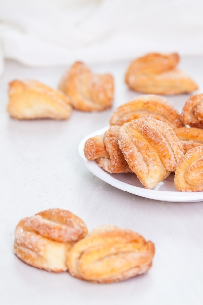 Biscuits au sucre au beurre savoureux sur fond blanc.