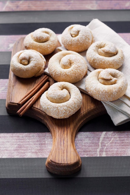 Biscuits au sucre d'escargot à la cannelle sur planche de bois