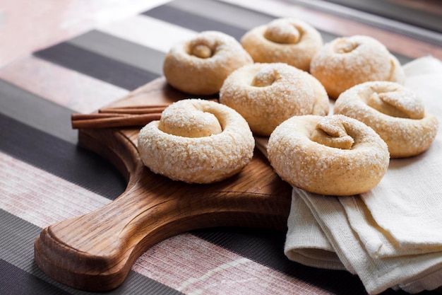 Biscuits au sucre d'escargot à la cannelle sur planche de bois