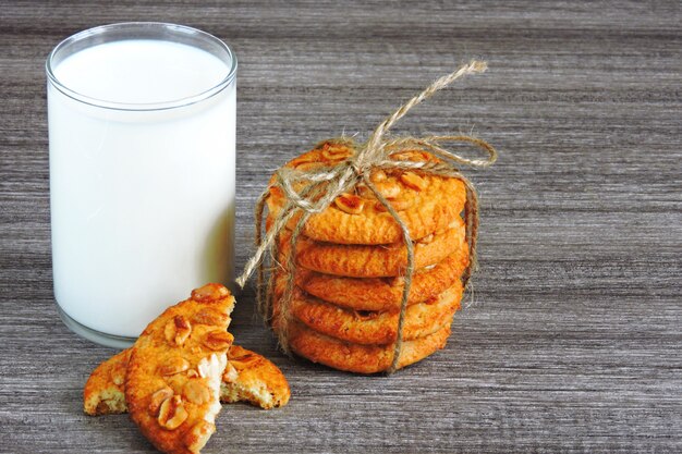 Photo biscuits au sucre faits maison avec des arachides et un verre de lait frais.