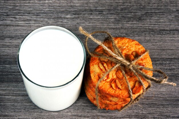 Biscuits au sucre faits maison avec des arachides et un verre de lait frais.