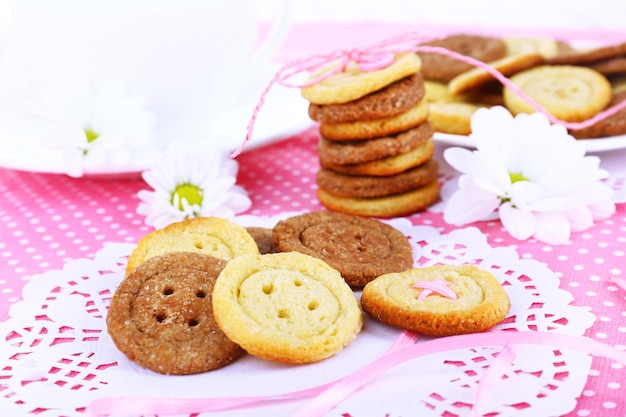 Biscuits au sucre en forme de boutons sur la table