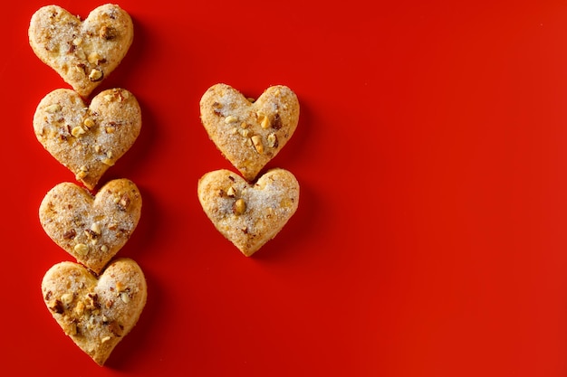 Biscuits au sucre en forme de coeur sur fond rouge