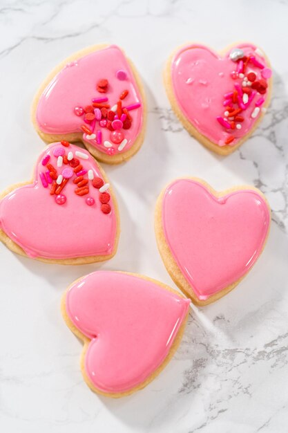 Biscuits au sucre en forme de coeur avec glaçage royal