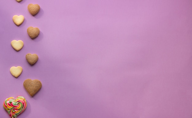 Biscuits au sucre en forme de cœur et sucette