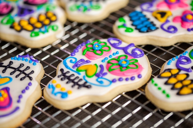 Biscuits au sucre en forme de crâne en sucre décorés de glaçage royal coloré pour DÃƒÂa de Muertos-Day of the Dead.