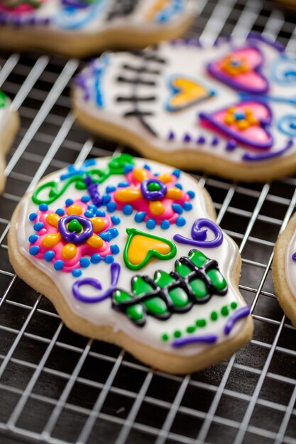 Photo biscuits au sucre en forme de crâne en sucre décorés de glaçage royal coloré pour dãƒâa de muertos-day of the dead.