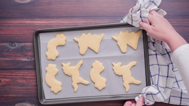 Biscuits au sucre en forme de licorne sur une plaque à pâtisserie.