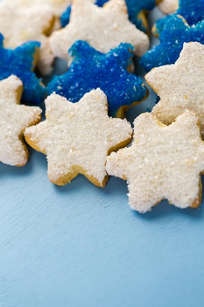 Biscuits au sucre givrés à la main avec des étoiles blanches et bleues de Hanoucca,