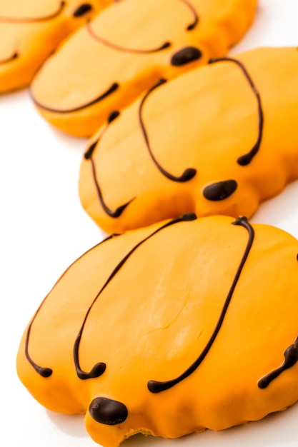 Biscuits au sucre avec glaçage à l'orange en forme de citrouille.