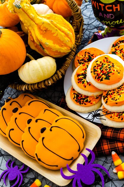 Photo biscuits au sucre avec glaçage à l'orange et pépins.