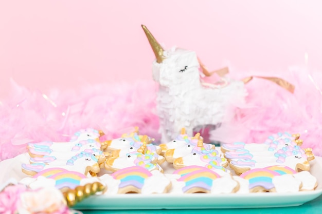 Photo biscuits au sucre de licorne décorés de glaçage royal à la fête d'anniversaire des enfants.