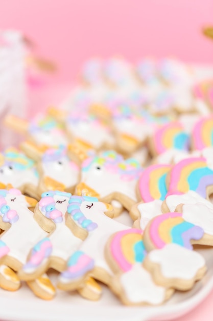 Biscuits au sucre de licorne décorés de glaçage royal à la fête d'anniversaire des enfants.