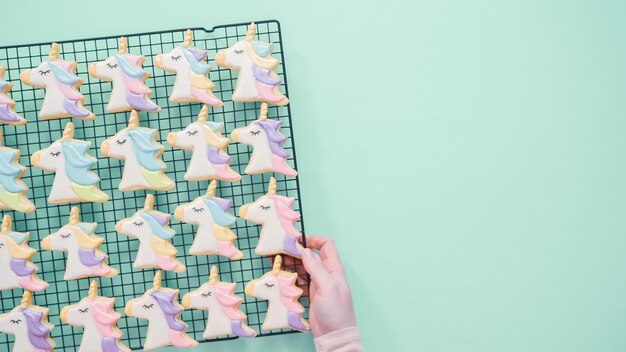 Biscuits au sucre licorne décorés de glaçage royal et de paillettes alimentaires.