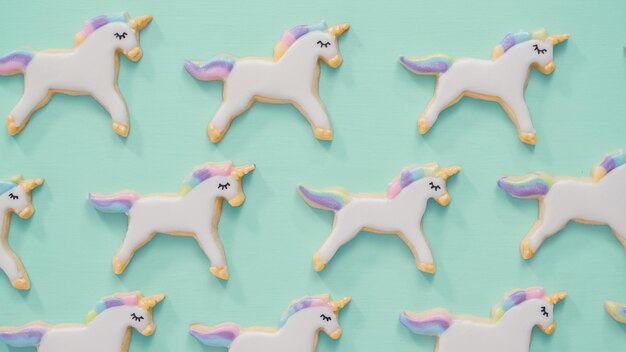 Biscuits au sucre licorne décorés de glaçage royal et de paillettes alimentaires.