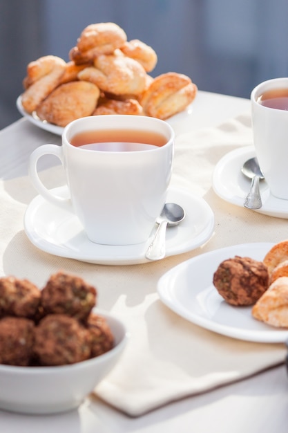 Biscuits au sucre maison frais avec du thé