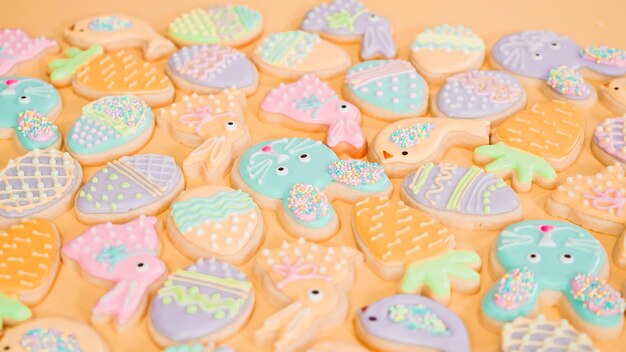 Biscuits au sucre de Pâques décorés de couleurs pastel de glaçage royal.
