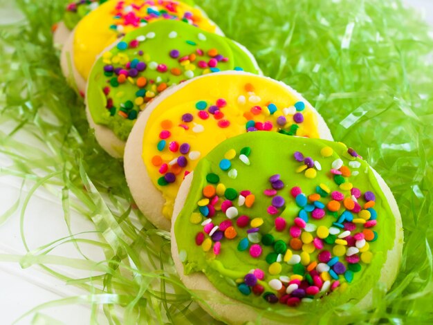 Biscuits au sucre de Pâques décorés dans l'herbe.