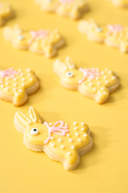 Biscuits au sucre de Pâques décorés de glaçage royal de différentes couleurs.