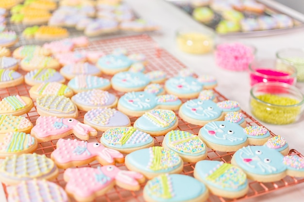 Biscuits au sucre de Pâques décorés de glace royale de différentes couleurs.