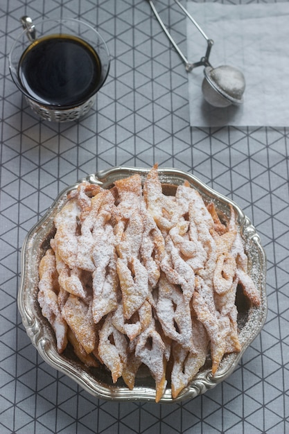 Biscuits aux ailes d'ange, un plat sucré traditionnel européen pour le carnaval. Style rustique.