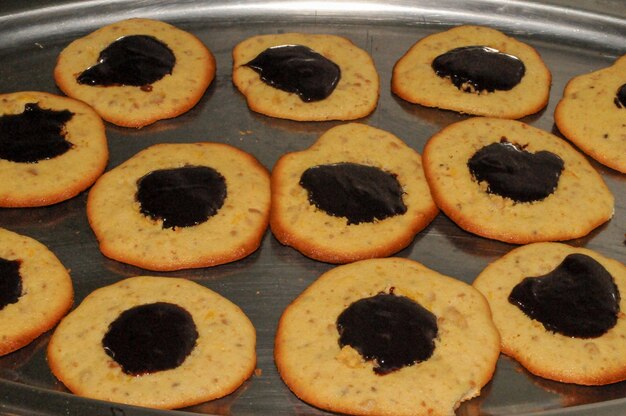 Biscuits aux amandes avec un bain de confiture