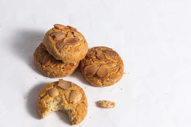 Biscuits aux amandes ou gâteaux de thé isolés sur fond blanc