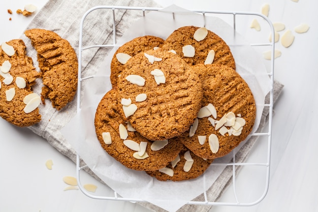 Biscuits aux amandes maison sur fond blanc, vue de dessus.