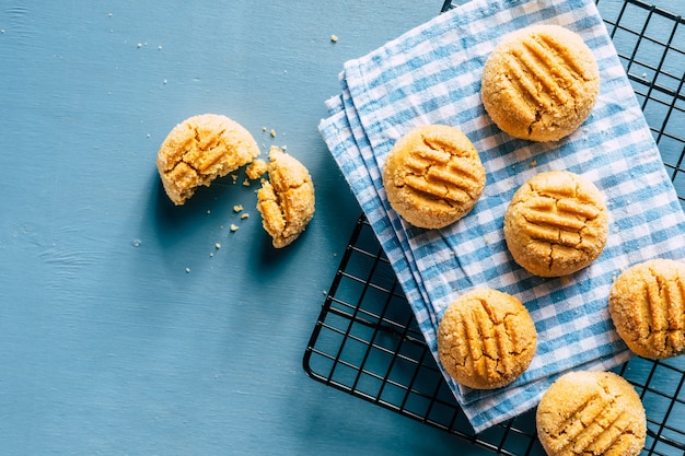 Biscuits aux arachides maison sur fond bleu