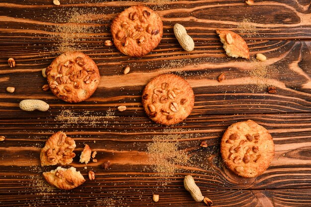 Biscuits aux arachides sur table en bois avec du sucre