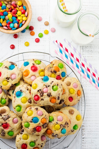 Biscuits aux bonbons au chocolat colorés en glaçage au sucre