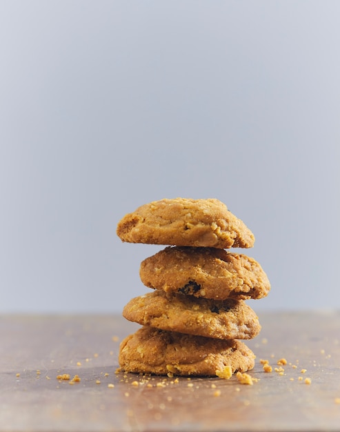 biscuits aux brisures de chocolat sur bois