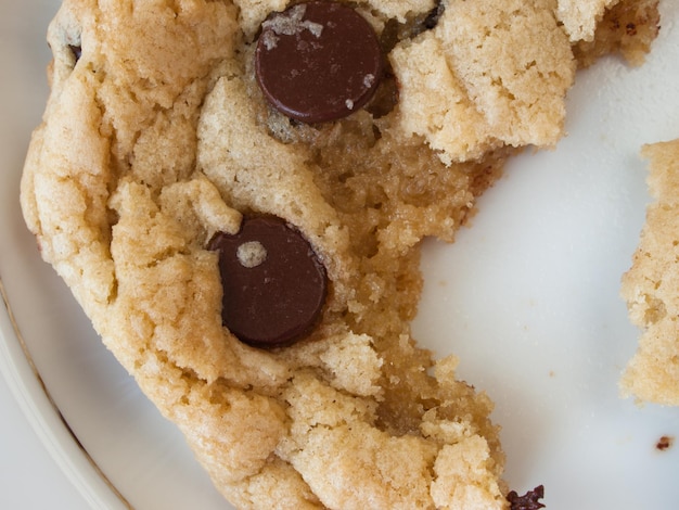 Biscuits aux brisures de chocolat faits maison cassés.