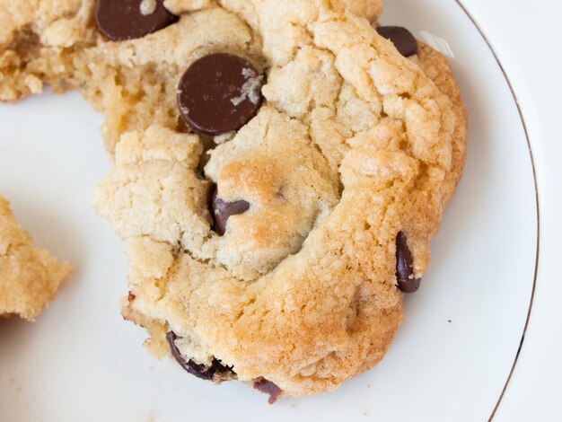 Biscuits aux brisures de chocolat faits maison cassés.