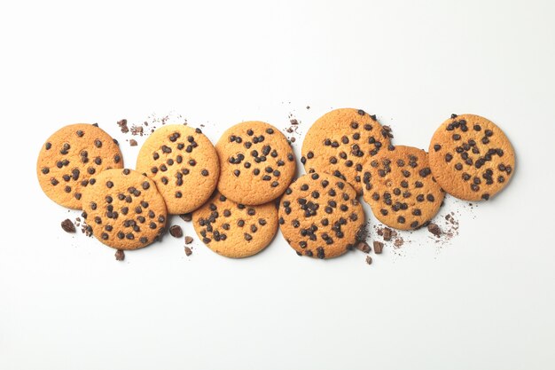 Biscuits aux brisures de chocolat savoureux sur blanc