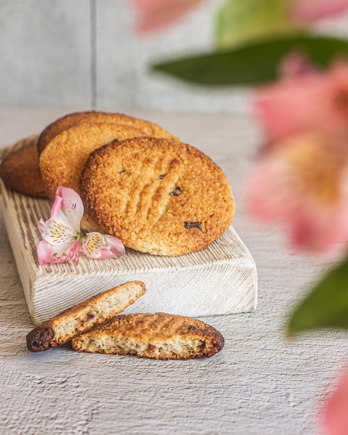 Biscuits aux cacahuètes dans la composition avec des fleurs