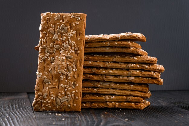 Biscuits aux céréales sur une table en bois