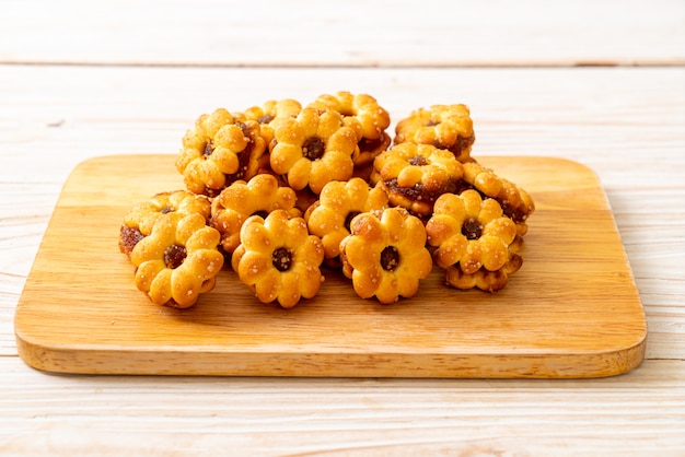 biscuits aux fleurs avec confiture d'ananas