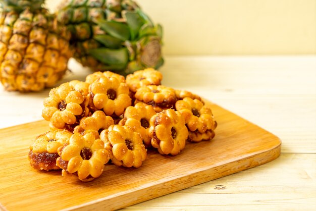 biscuits aux fleurs avec confiture d'ananas